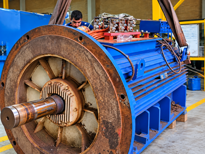 Inspección de motor industrial azul