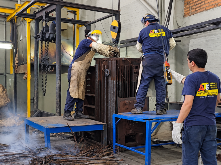 Trabajo industrial con polipasto y metal pesado